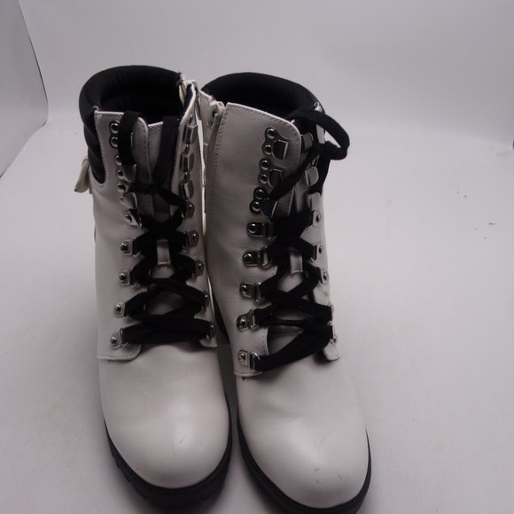 Mia White Booties Like New Size 8 - Picture 4 of 6